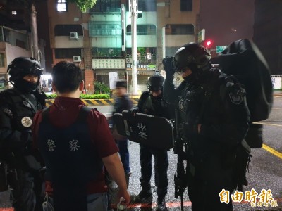 獨家》桃園挾人質匪徒疑「女友被睡了」 先槍擊工廠又到車行尋人