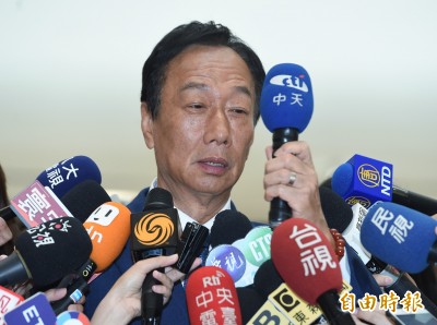 漏網鏡頭》郭台銘笑拿中天麥克風  推薦的卻是...