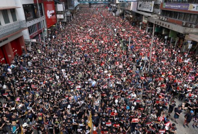 反送中》和市民站在一起 港警休假也來遊行！