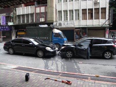 疑撿拾手機釀對撞  1小轎車駕駛輕傷送醫