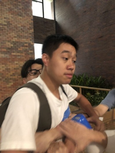 反送中》中國學生揮拳？香港理大學生會長校內挨揍
