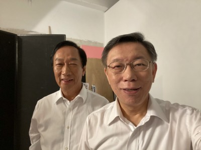 郭董、柯P與立委選將合照 兩人開心玩自拍