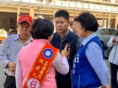 宛如值星班長？揹選舉背帶衝火場  楊瓊瓔又惹議