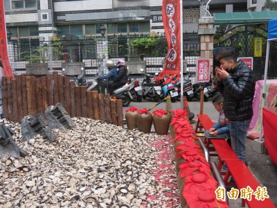 初四接財神 台中廣天宮「碎碎進財」 一上午砸掉1萬多陶碗