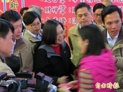 蔡英文赴台中樂成宮發福袋 近萬人湧進廟埕