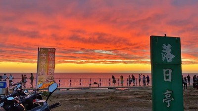 罕見！ 小琉球天空同時出現火燒雲、雙彩虹