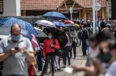 誰還管疫情？哥倫比亞免稅日 民眾大排長龍瘋狂血拼