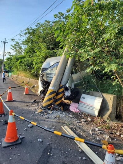 23歲女騎士疑闖紅燈與公車擦撞送醫不治 社會 自由時報電子報