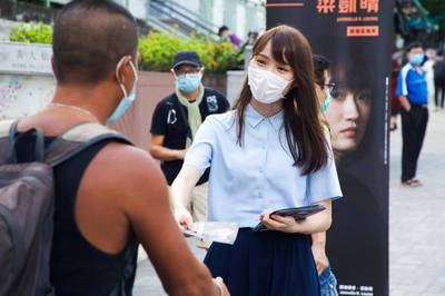 透露信用卡遭港警沒收  周庭諷：林鄭終於明白我的感受了 ！