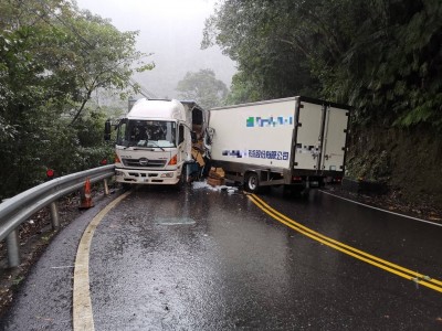 雨天打滑 坪林北宜公路2貨車相撞1傷