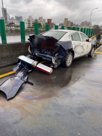 台65快速道路上排除掉落物 警車遭後方休旅車追撞3人傷