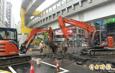 中和連城、景平路口瓦斯外洩 警消封路急尋洩漏點