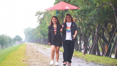 自由開麥拉》欠債百萬只為百本書！出版社長誓言女同志小說「出好出滿」
