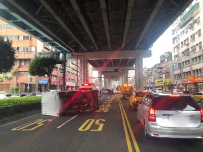 貪方便違規迴轉上國道 轎車撞翻小貨車一人傷