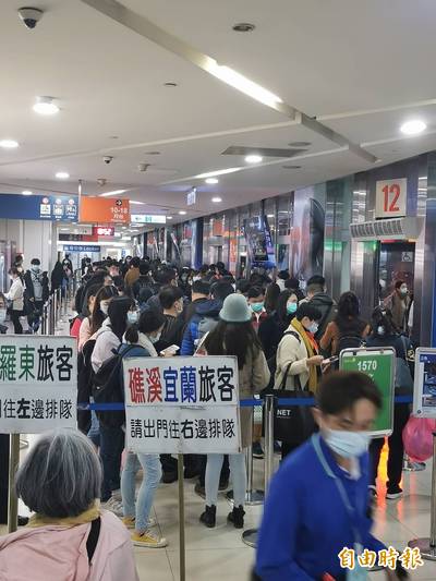 台鐵瑞芳猴硐路線中斷 旅客改搭客運擠爆北市府轉運站