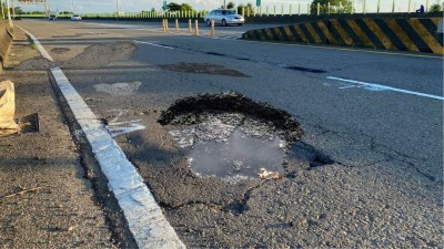 自由追新聞》路平很難？機車族天天挑戰「馬路障礙賽」