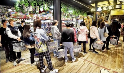 自由追新聞》嘴喊防疫身體群聚？ 醫師揪台灣人愛排隊主因
