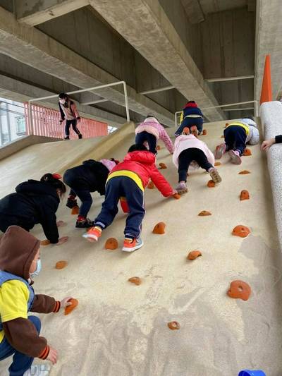 內灣支線高架橋下增設新遊戲場 成假日「遛小孩」新據點