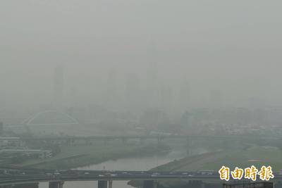 天空灰濛濛！空品不佳  台北101快看不見了