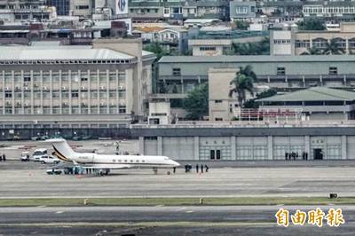 拜登上任後首發訪問團 陶德專機15：04降落松山機場