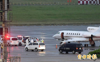 駐印2官員確診 醫療專機抵台火速送醫 駐印2官員確診 醫療專機抵台火速送醫