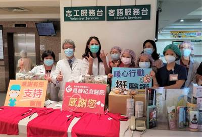 賈永婕送醫療器材到苗栗 醫護見女神高喊「我愛你」