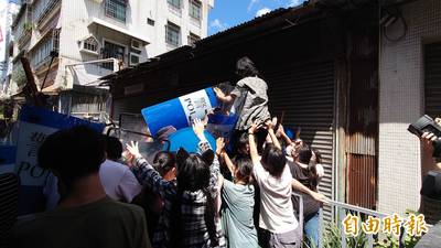 南鐵東移拆屋爆衝突 群眾闖拒馬搶走警盾嗆：有本事別下班