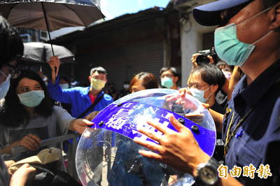 南鐵東移抗議搶警盾學生慘了 警方將追究刑事責任