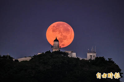 今天中秋 出現罕見的「燈塔懸月」