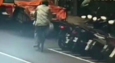 中年男隨機割機車坐墊  情緒不穩警強制送醫