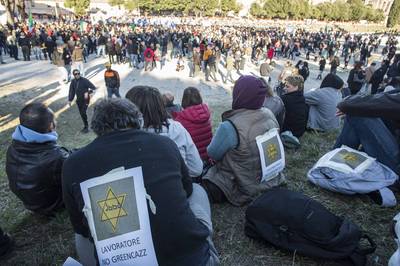 義國民眾抗議職場疫苗護照 警方動用水砲驅離