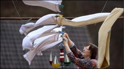 中英對照讀新聞》Housework may promote health in old age, study suggests 研究:做家事可能有助促進老年人健康 中英對照讀新聞》Housework may promote health in old age, study suggests 研究:做家事可能有助促進老年人健康