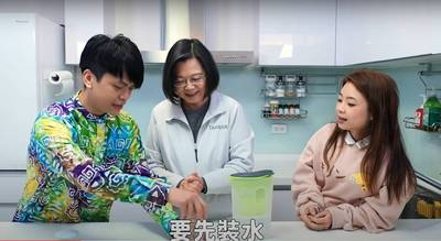 小英總統首度泡奶、作奶嘴鍊  合體蔡阿嘎一家宣傳育兒政策
