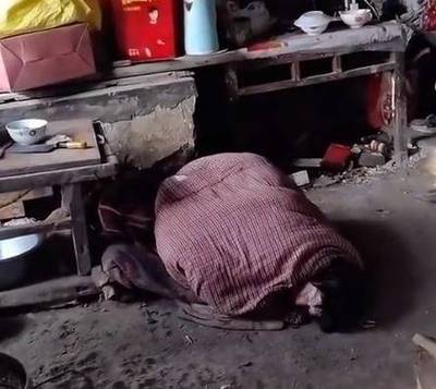 中國「狗鍊女」8孩母另一悲劇 同村女被稱「吊死鬼」長年趴地