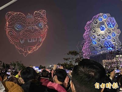 台灣燈會無人機「虎爺」終場展演 主辦單位：要看老天臉色