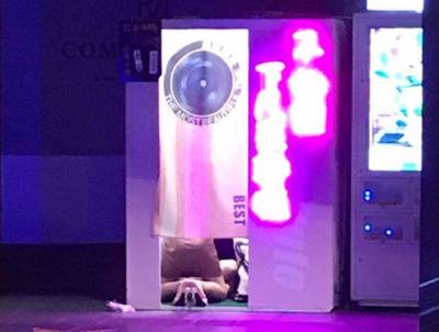 短裙辣妹深夜跪拍貼機 老司機全笑了：在請九天玄女