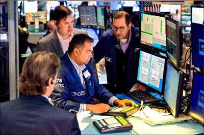 Fed加速升息 企業財報不佳 道瓊崩跌981點 Fed加速升息 企業財報不佳 道瓊崩跌981點