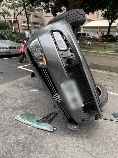 撞上路邊小貨車 自己翻車了