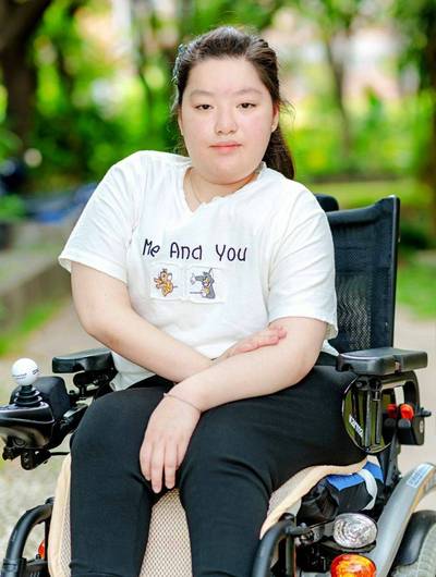 罹罕病連翻書都有困難 新光國中蔡其穎錄取台中女中