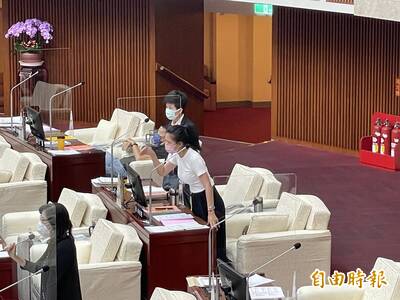 台北市議員怒撕專案報告 議長要求黃珊珊下週備詢