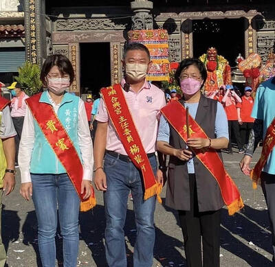 因為「炸彈媽」 王惠美、黃秀芳首度同台
