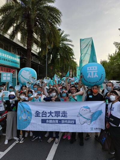 民眾黨南投市區徒步繞街 傳遞公民權下修18歲聲音