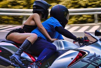 養眼！ 重機辣妹美背秀屁股蛋 側乳炸出網友瘋喊：絕不超車