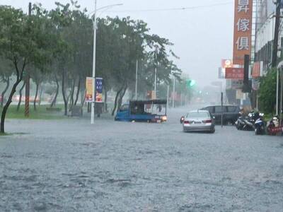 嘉市昨大雨積淹水  李俊俋分析兩主因批「人禍」