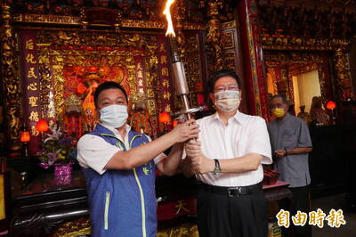 新竹縣運今天開幕 楊文科一早到竹北天后宮祈福領聖火