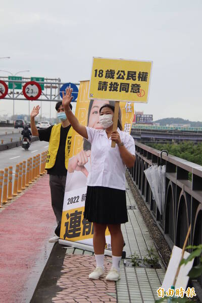 幫18歲青年拚參與公共議題權利  時力竹縣議員穿高中制服拜票