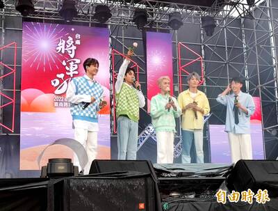 「原子少年」打頭陣 台南「將軍吼」雨中開唱