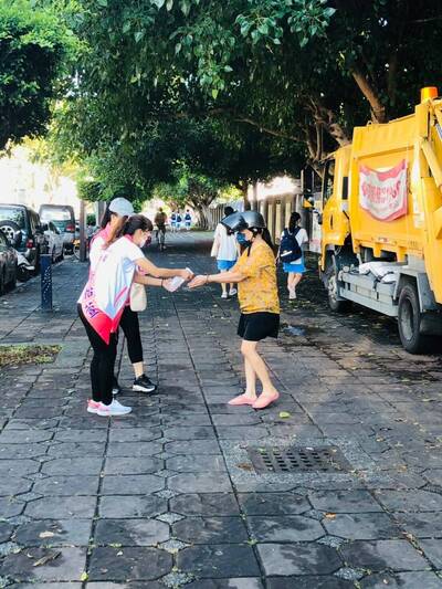 台中市第四選區女將競爭激烈   參選人紛跟垃圾車、送車等勤耕基層