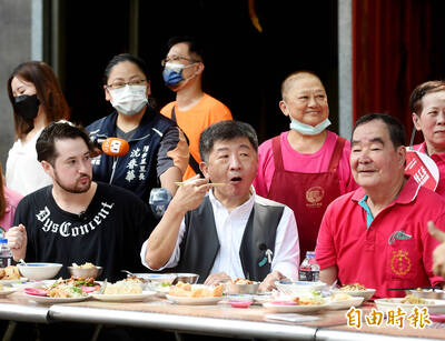 慈聖宮參香嚐庶民美食 陳時中吃得笑瞇瞇