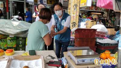 張善政「母雞帶小雞」桃園南門市場掃街拜票